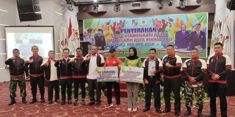 Kapolresta Pekanbaru di Wakili Kasat Binmas Serahkan Uang Pembinaan Kepada Atlit dan Pelatih Kota Pekanbaru