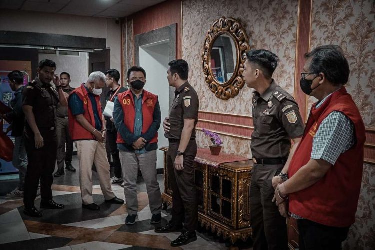 KEJATI SUMSEL MENETAPKAN 3 TERSANGKA DALAM PERKARA DUGAAN TINDAK PIDANA KORUPSI LIGHT RAIL TRANSIT 