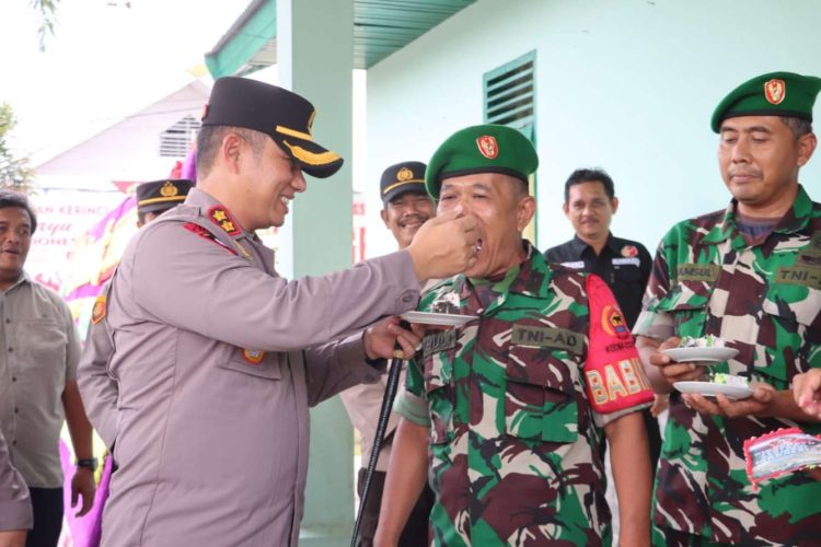 Kapolres Pelalawan berikan Kejutan dan Kado Istimewa di Hari Ulang Tahun TNI ke-79 Saat Kunjungi Koramil 09 Langgam