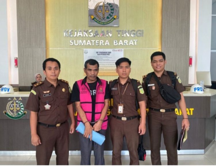 Kejati Sumbar Serah TerimaTersangka dan Barang Bukti Kasus Korupsi Atas Nama AC