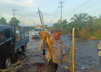 Situasi Di Lokasi Banjir KM 83 sudah mulai surut Arus Lalu Lintas Dibuka Dua Jalur