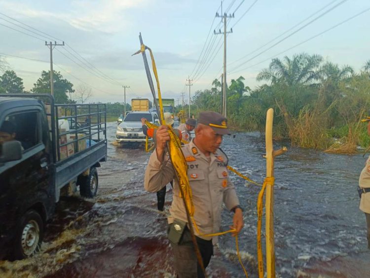 Situasi Di Lokasi Banjir KM 83 sudah mulai surut Arus Lalu Lintas Dibuka Dua Jalur
