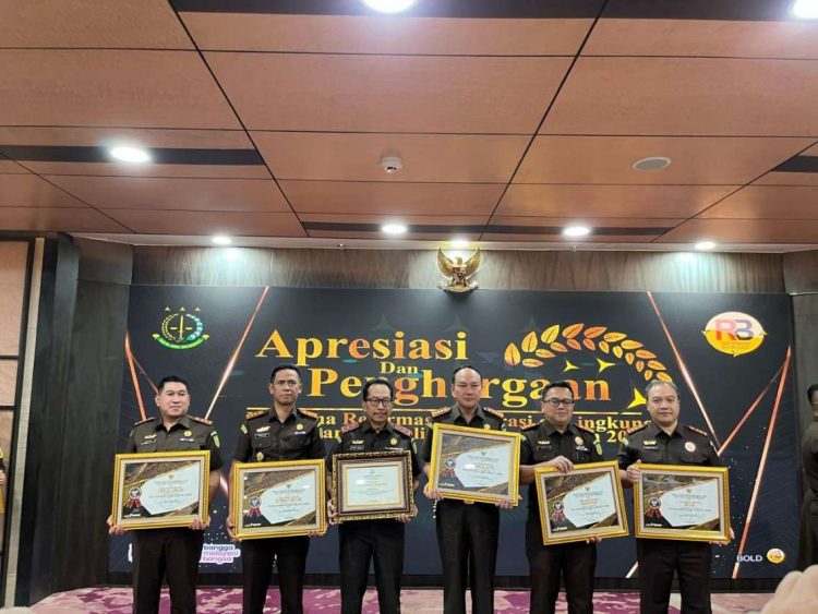 Kejaksaan Agung RI Berikan Penghargaan Kepada Kejaksaan Tinggi Riau dan Kejari