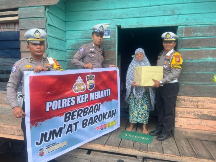 Jumat Barokah, Satlantas Polres Kep Meranti Bagikan Paket Sembako Kepada Warga Selatpanjang