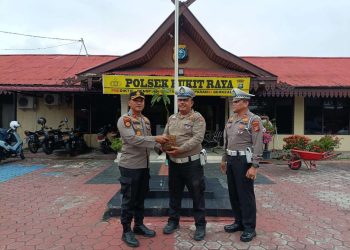 Kapolsek Bukit Raya Beri Bibit Pohon Mangga Personel Berulang Tahun
