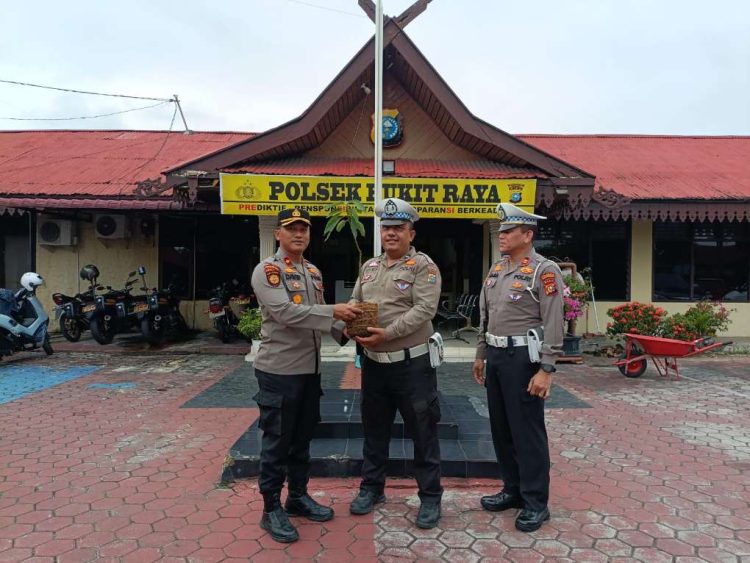 Kapolsek Bukit Raya Beri Bibit Pohon Mangga Personel Berulang Tahun