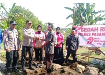 Menyambut HUT Bhayangkara ke 79 Kapolres Pasaman Barat Bedah Rumah Warga