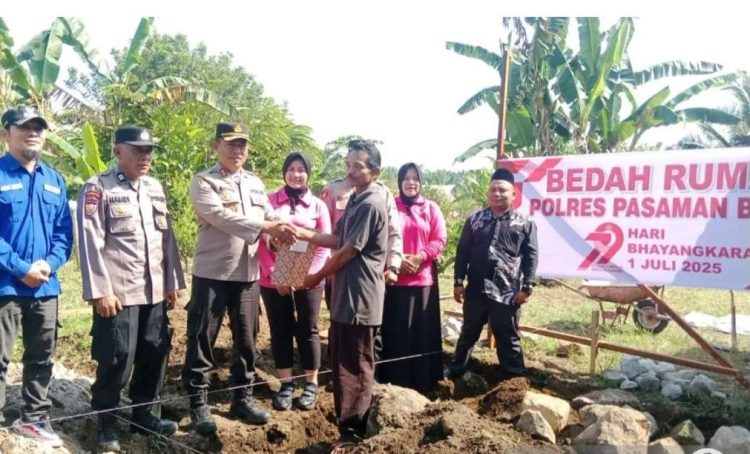 Menyambut HUT Bhayangkara ke 79 Kapolres Pasaman Barat Bedah Rumah Warga