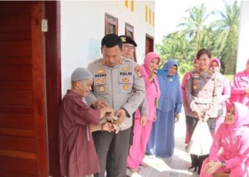 Hari Bhayangkara ke 79 Kapolres Pasaman Barat Serahkan Bantuan Kepada Kelompok Lansia
