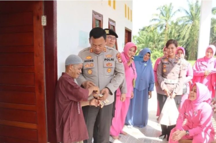 Hari Bhayangkara ke 79 Kapolres Pasaman Barat Serahkan Bantuan Kepada Kelompok Lansia