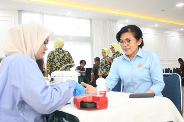 Kajati Sumbar Berserta Asisten dan Pegawai Ikut Kegiatan Donor Darah