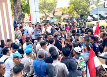 Ratusan Massa Desak Polda Jambi Klarifikasi Jabatan Ketua KONI 