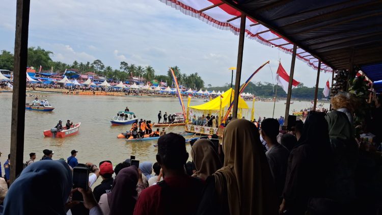 Antusias Masyarakat Tumpah Ruah Menyambut Pacu Jalur, Sejarawan Riau Menekankan Pentingnya Keterlibatan Pemuda Dalam Menjaga Keberlangsungan Tradisi