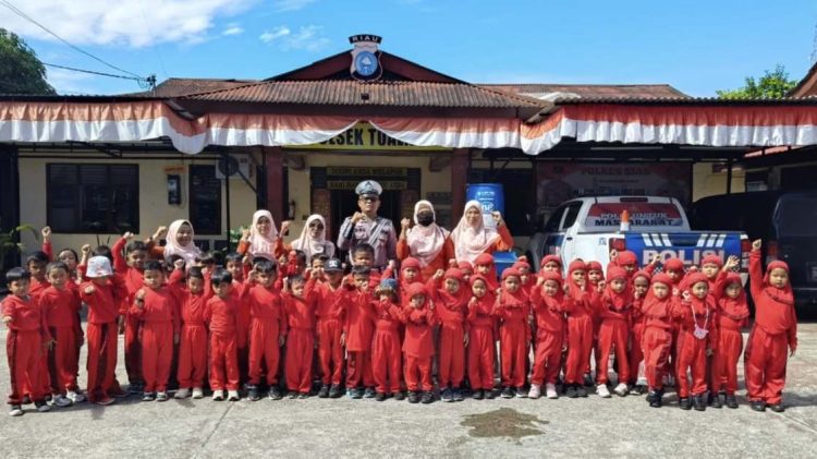 Polisi Sahabat Anak, 60 Murid TK Umi Kalsum Kunjungi Polsek Tualang