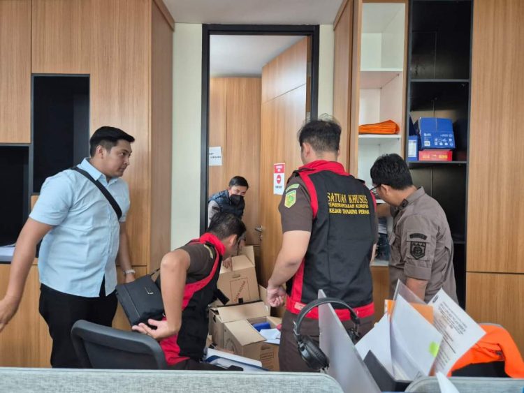 Kejari Tanjung Perak Melakukan Penggeledahan Kantor PT Pelindo Sub 3 Surabaya