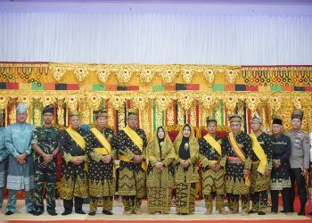 LAM Kuansing Tabalkan Gelar Adat Bupati Dan Wabup Kuansing
