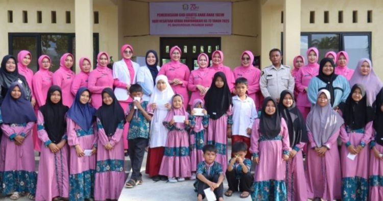 HKGB ke-73 Bhayangkari Pasaman Barat Gelar Pemeriksaan Kesehatan Gratis dan Santuni Anak Yatim