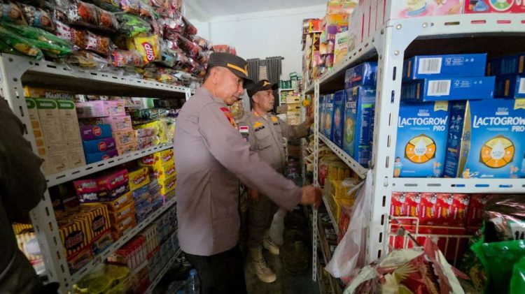 Sambut Ramadan, Polsek Sungai Mandau dan Satpol PP Razia Miras dan Produk Kedaluwarsa