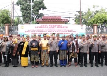 Kapolresta Pekanbaru Pimpin Apel Launching Penggunaan Tanjak dan Selempang Bersama LAM Riau