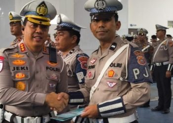 Dirlantas Polda Riau Kombes Pol Jeki Rahmat Mustika Berikan Penghargaan ke Personil PJR