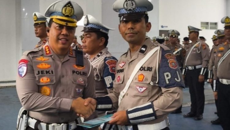 Dirlantas Polda Riau Kombes Pol Jeki Rahmat Mustika Berikan Penghargaan ke Personil PJR