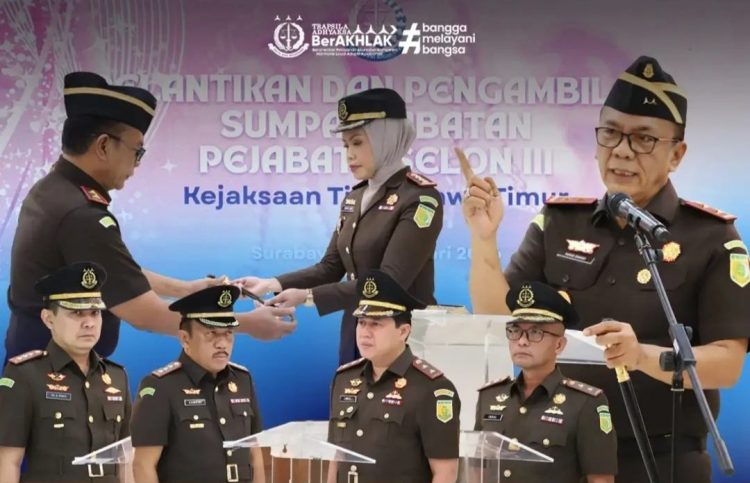 Lantik Lima Pejabat Eselon III, Kajati Jatim Dorong Respons Cepat terhadap Berbagai Persoalan Hukum Daerah