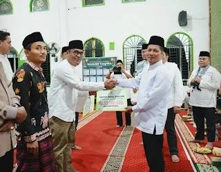Safari Ramadhan di kecamatan Benai, wakil Bupati Kuansing serahkan bantuan rumah layak huni