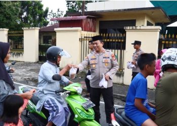 Kapolres Pasaman Barat Bersama Istri Ny Panca Agung Ikut Berbagi Takjil dijalan Utama Mapolres