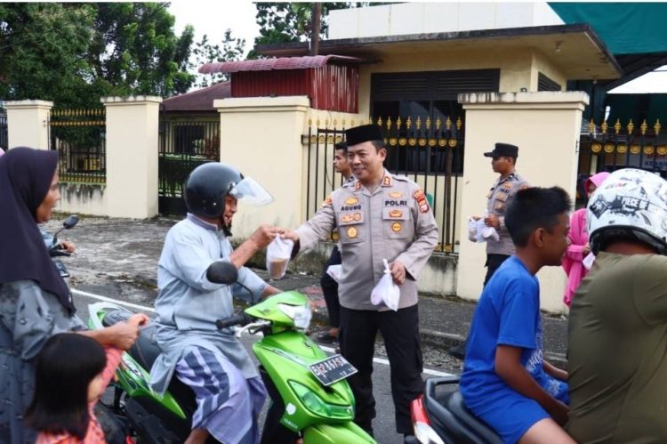 Kapolres Pasaman Barat Bersama Istri Ny Panca Agung Ikut Berbagi Takjil dijalan Utama Mapolres