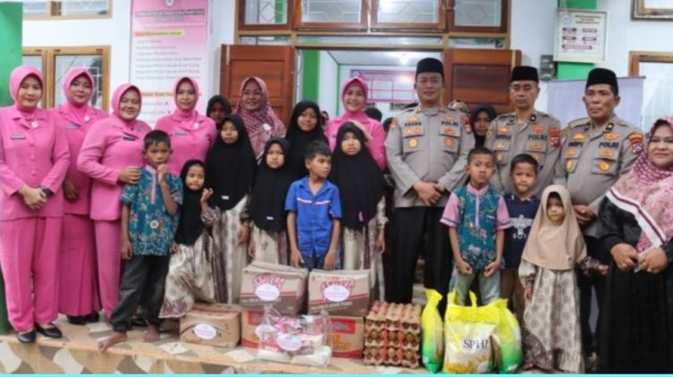 Kapolres Pasaman Barat bersama Ny Panca Agung Menyerahkan Bantuan untuk Anak Yatim di Panti Asuhan Yayasan Bunda