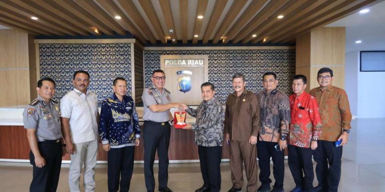 Bupati Agam Sampaikan Terima Kasih kepada Kapolda Riau atas Bantuan Penanganan Bencana