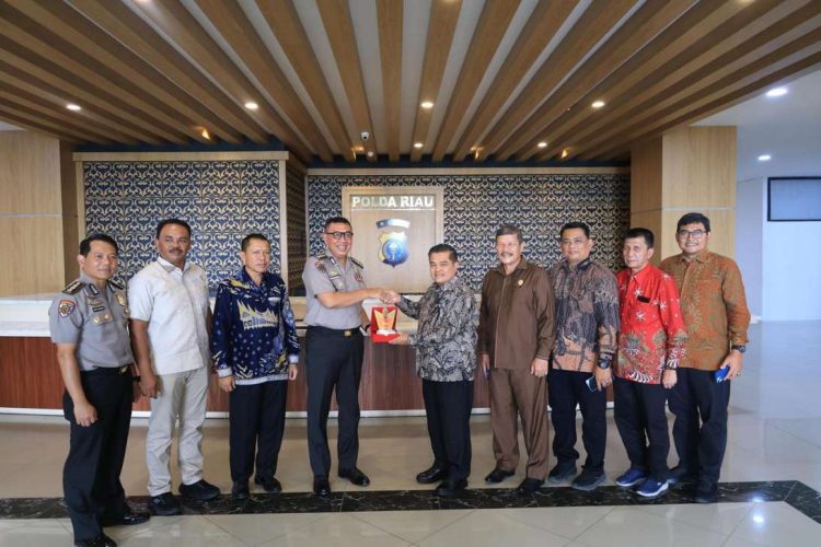 Bupati Agam Sampaikan Terima Kasih kepada Kapolda Riau atas Bantuan Penanganan Bencana