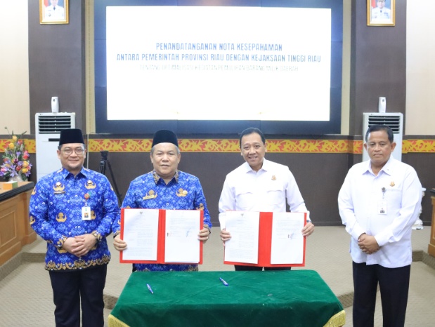 KEJATI RIAU LAKUKAN PENANDATANGANAN NOTA KESEPAHAMAN DENGAN PEMPROV RIAU TERKAIT PEMULIHAN BARANG MILIK DAERAH