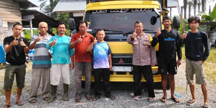 Polsek Singingi Hilir Melalui Bhabinkamtibmas AIPDA Putut Wisnu Kawal Jagung pipil ke Gudang Bulog pekanbaru.