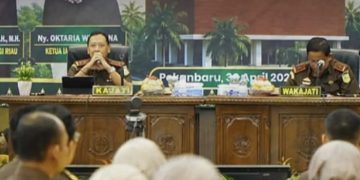 Para Pegawai Kejaksaan Tinggi Riau Sambut Kedatangan I Dewa Gede Wirajana Sebagai Kejati Riau