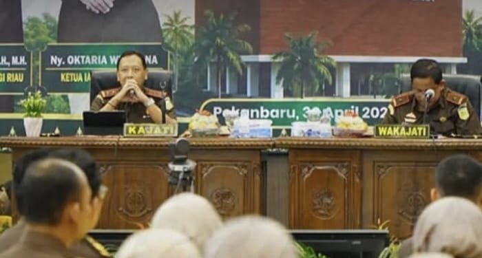 Para Pegawai Kejaksaan Tinggi Riau Sambut Kedatangan I Dewa Gede Wirajana Sebagai Kejati Riau