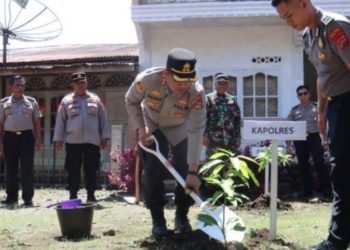 Hardiknas 2026, Polres Pasaman Barat Tanam Pohon di SD Negeri 16 Pasaman