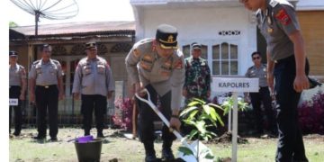 Hardiknas 2026, Polres Pasaman Barat Tanam Pohon di SD Negeri 16 Pasaman