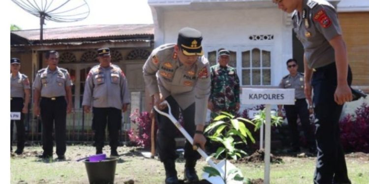 Hardiknas 2026, Polres Pasaman Barat Tanam Pohon di SD Negeri 16 Pasaman