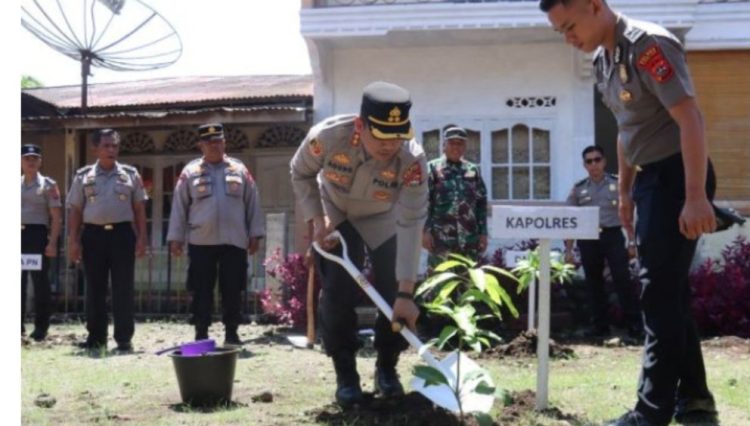 Hardiknas 2026, Polres Pasaman Barat Tanam Pohon di SD Negeri 16 Pasaman