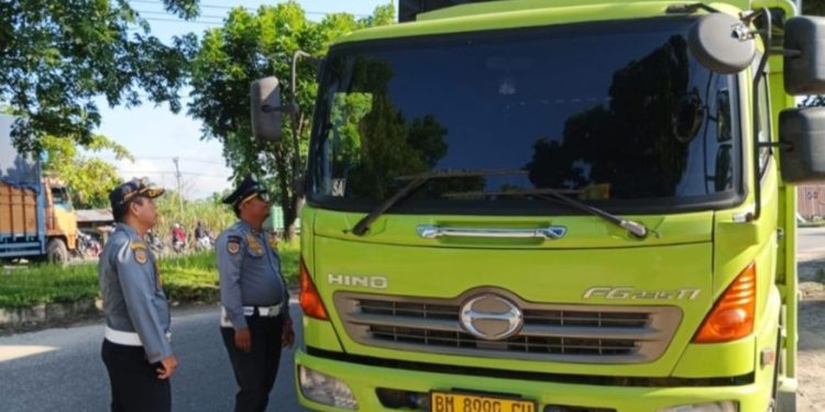 Jaga Ketat Pintu Masuk Kota, Dishub Pekanbaru Halau Ratusan Truk Tonase Besar