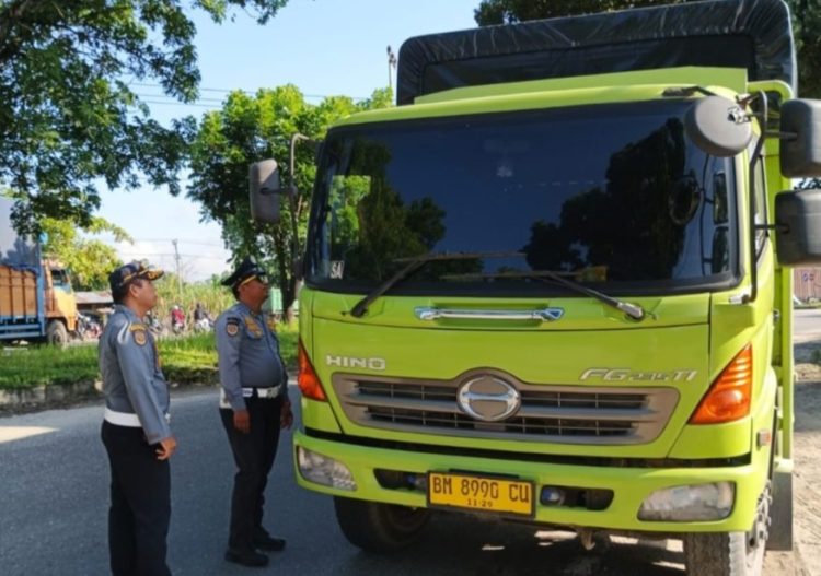 Jaga Ketat Pintu Masuk Kota, Dishub Pekanbaru Halau Ratusan Truk Tonase Besar