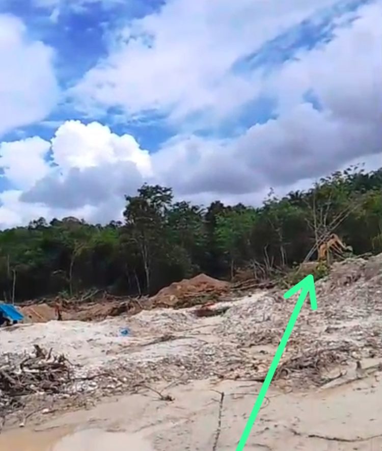 Sewa Lahan Capai Rp. 300. Juta, Excavator Milik Dekri Beraktivitas untuk PETI di Petapahan Guntor