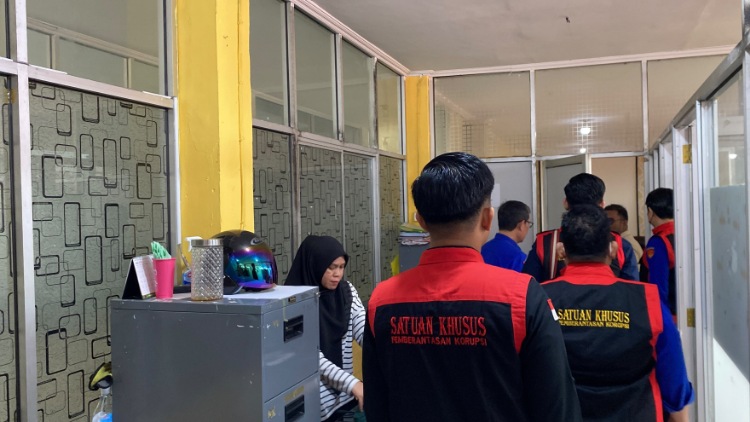 Kejati Riau Lakukan Penggeledahan di Kantor Dinas Pendidikan Riau Perkara Tipikor Pengadaan Alat Pembuatan IFP Tahun 2024 ini kronologinya