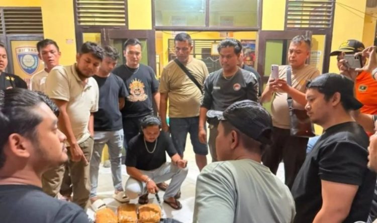 Polda Sumbar bersama Polres Pasaman Barat Ringkus Pria Inisial JA Bawa Puluhan Paket Ganja Kering ini keteranganya