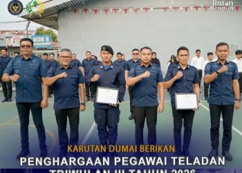 Rutan Dumai Berikan Piagam Penghargaan kepada Pegawai Teladan Triwulan III
