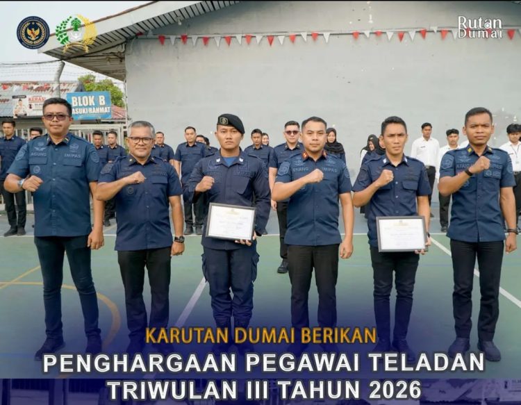Rutan Dumai Berikan Piagam Penghargaan kepada Pegawai Teladan Triwulan III